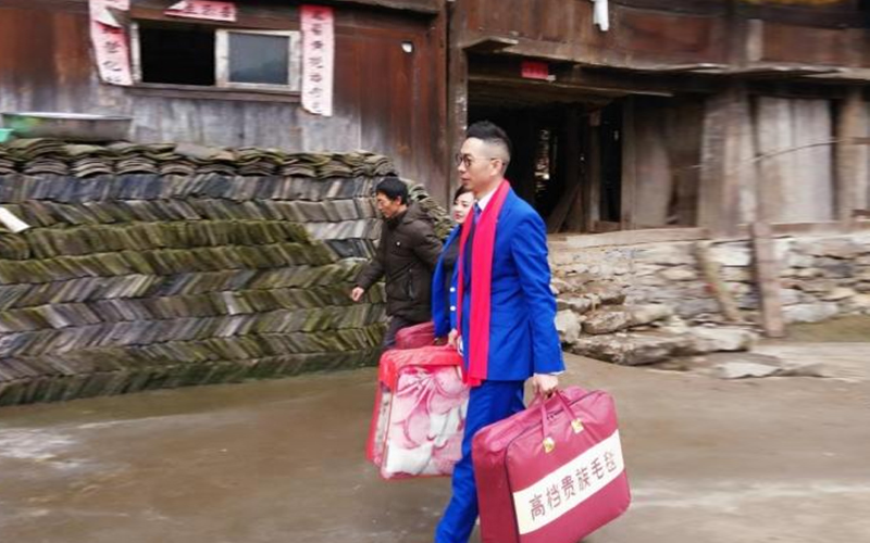 雄正酱香酒为三无老人送温暖 一天跑三家老人院