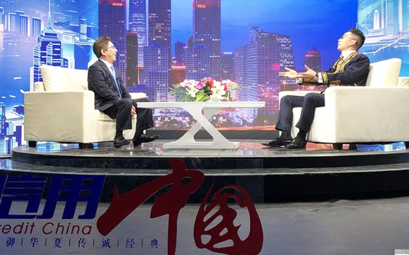 雄正酱香酒上了CCTV《信用中国》 水均益大赞一瓶好酒