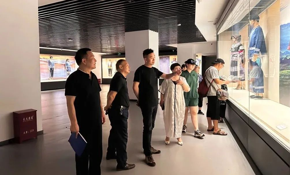 中国仡佬族服饰展开展,雄正集团组织员工前往参观学习