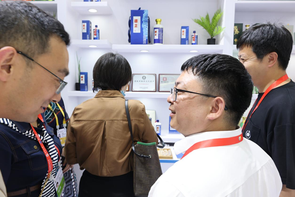【消费日报网】消博会上的非遗传承故事：张再彬用